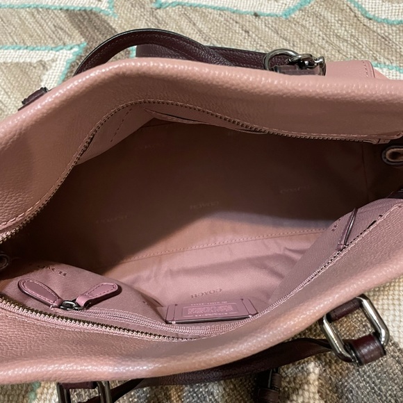 I’m selling a beautiful coach bag/matching wallet - Picture 7 of 14